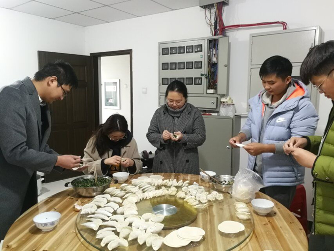 冬至陽(yáng)生春又來(lái)，溫暖感恩促情誼——廣德路項(xiàng)目部舉辦包餃子活動(dòng)
